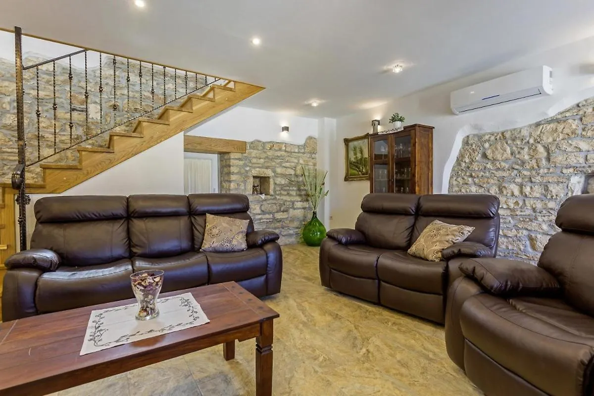 Villa Rina In Barat - Haus Fuer 6-7 Personen 칸파나르