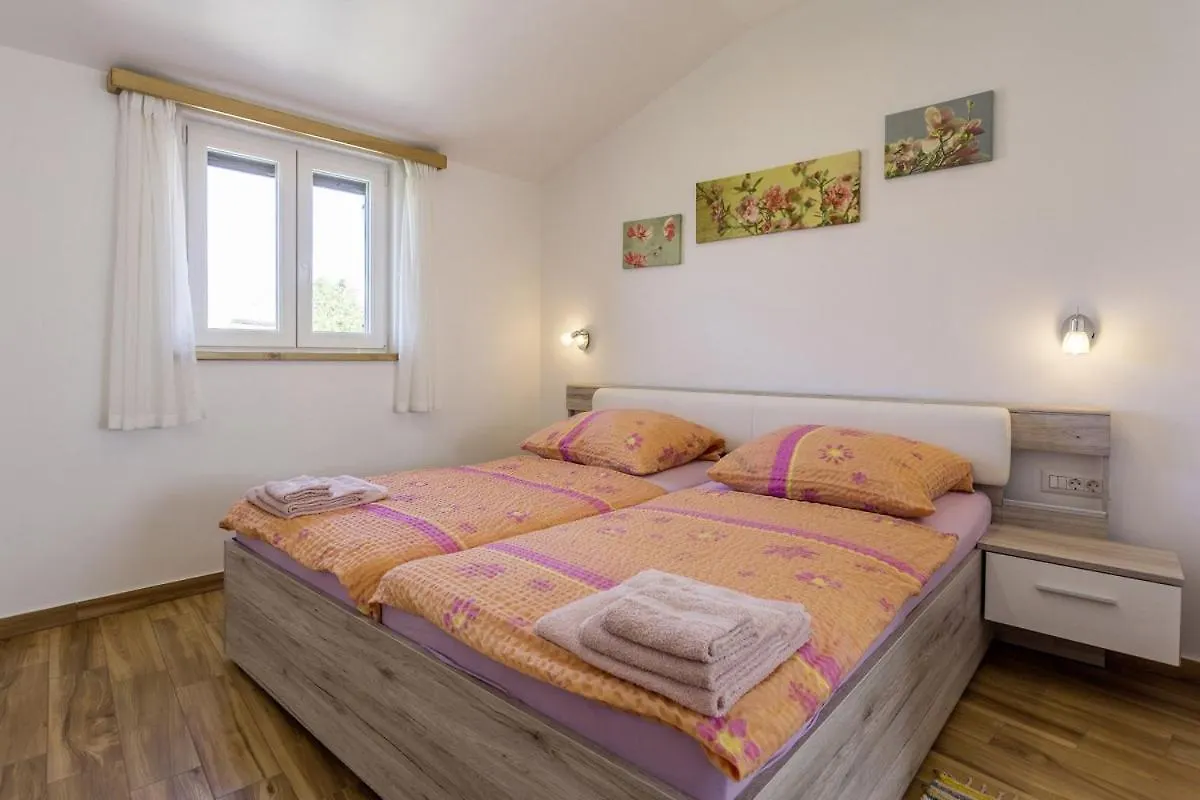 Villa Rina In Barat - Haus Fuer 6-7 Personen 칸파나르