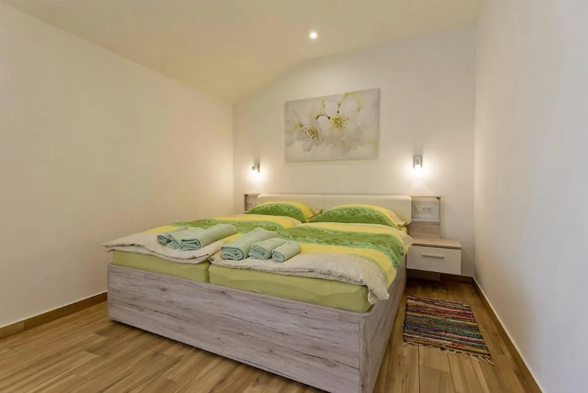 Villa Rina In Barat - Haus Fuer 6-7 Personen 칸파나르