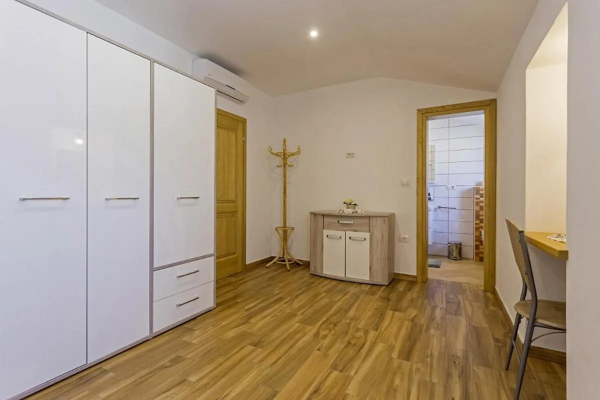 Villa Rina In Barat - Haus Fuer 6-7 Personen 칸파나르