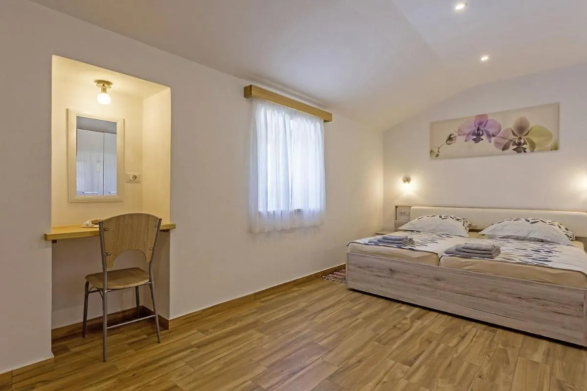 Villa Rina In Barat - Haus Fuer 6-7 Personen 칸파나르