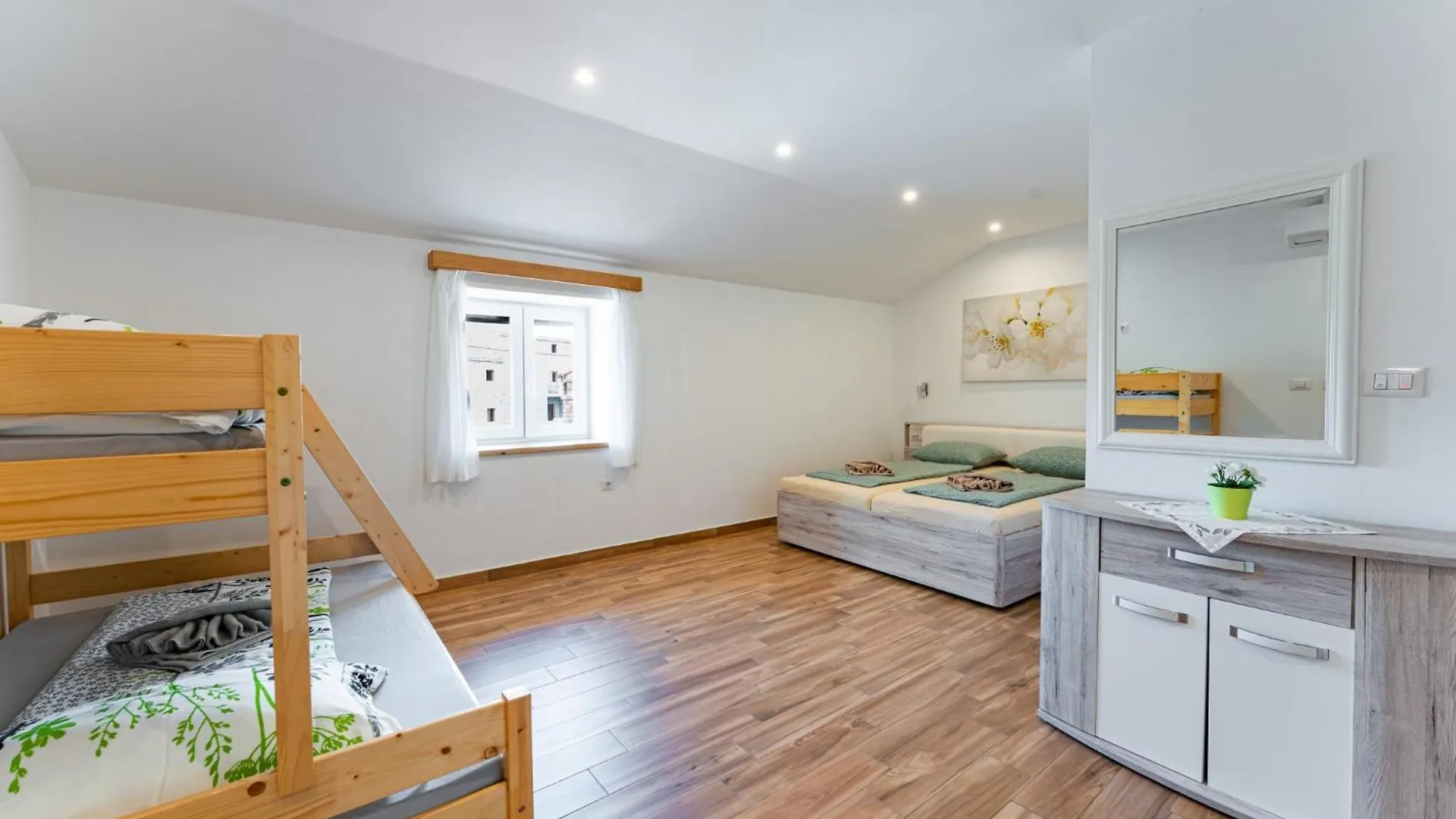Villa Rina In Barat - Haus Fuer 6-7 Personen 칸파나르