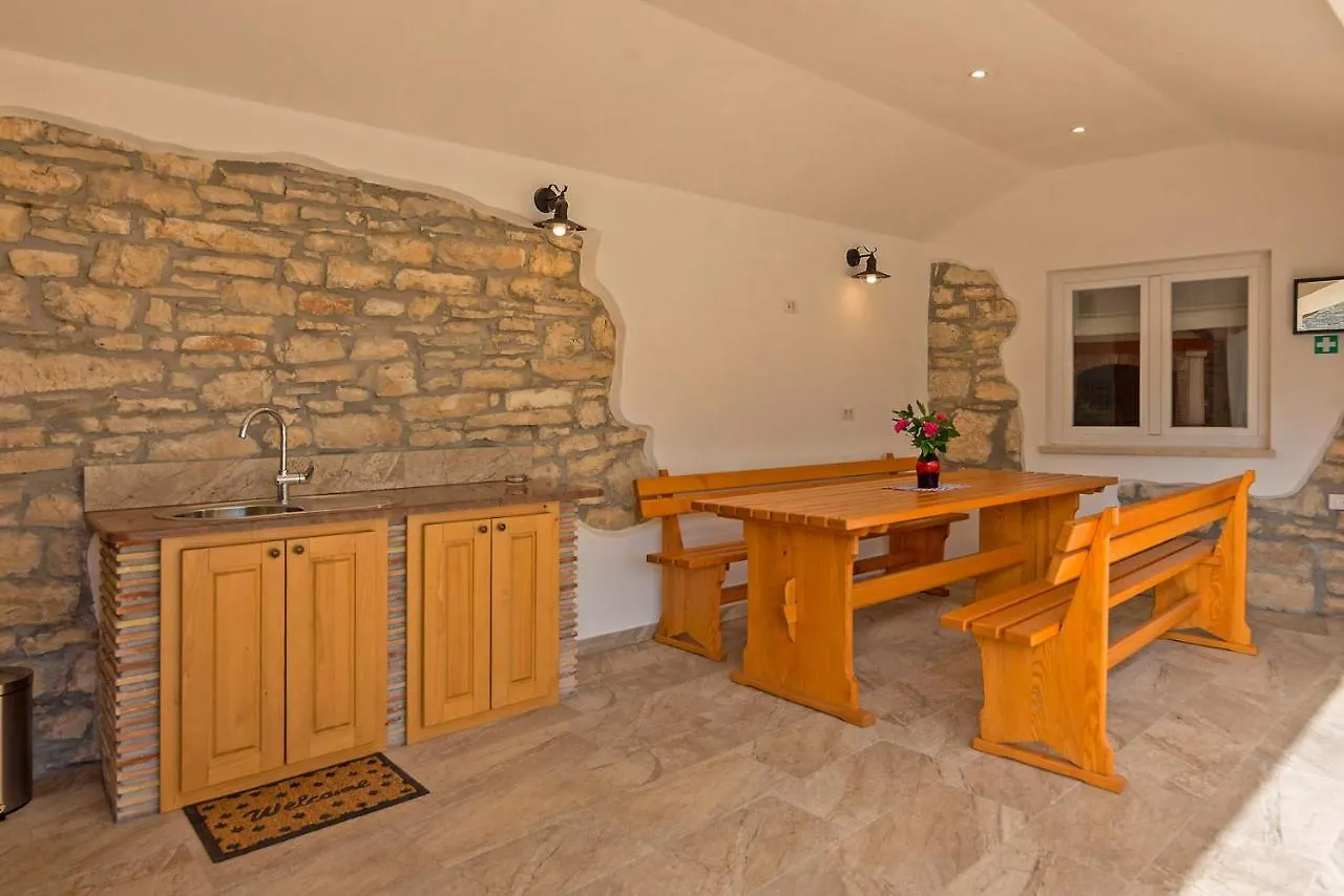 Villa Rina In Barat - Haus Fuer 6-7 Personen 칸파나르