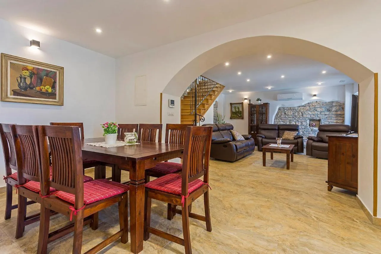 Villa Rina In Barat - Haus Fuer 6-7 Personen 칸파나르